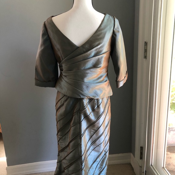 Stunning and very flattering evening gown. - Picture 2 of 8